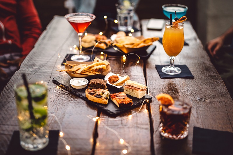 Secondo una ricerca di Sanbittèer, per l'82% degli italiani il food pairing fa la differenza durante l'aperitivo